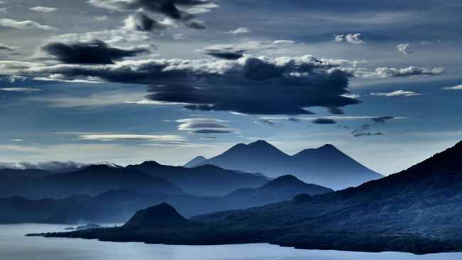 Im Hintergrund die Vulkane Agua (klein, links) Acatenango (mitte,mit Mulde) und Fuego (rechts) nahe der Stadt Antigua Guatemala, die das Thema des nächsten Berichtes sein wird.