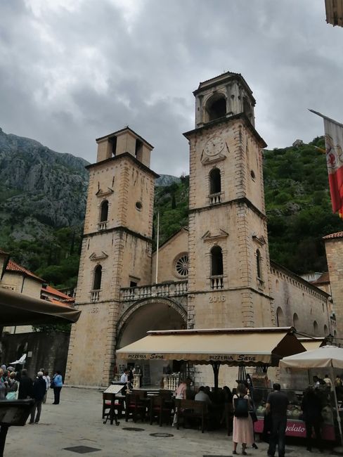 19.05.19 about Kotor with a visit to a very adventurous parking space in the mountains. Away from everything with very friendly dropouts who probably offer meditation courses.