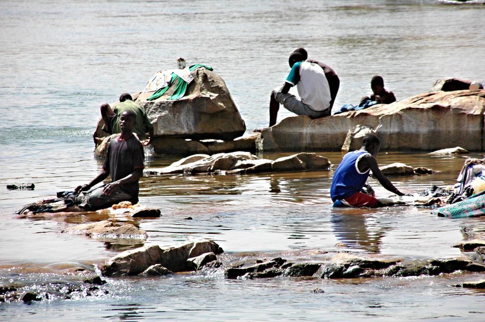 Waschtag auf einem Nebenfluss des Niger in Bamako, Mali