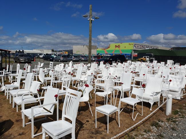 Gedenkstätte in Christchurch ("185 Empty White Chairs")