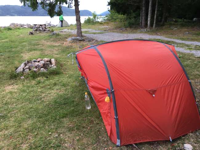 Das Zelt aufbauen ... und von zwei richtig routinierten Tourenfahrern Informationen aufsaugen ...