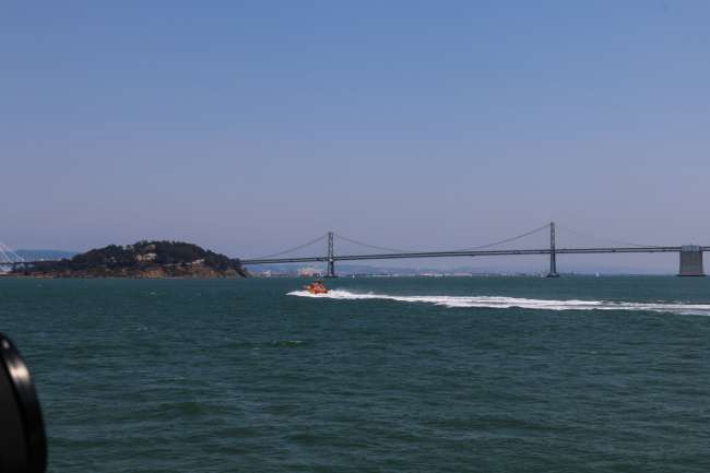 Treasure Irland und die Oakland Bridge, mit Ulis Objektiv unten links. Sie hatte den besseren Platz 
