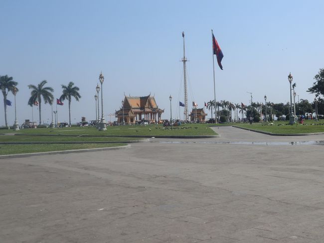 The city center of Phnom Penh - Sightseeing and Genocide Museum (Day 115 of the world tour)