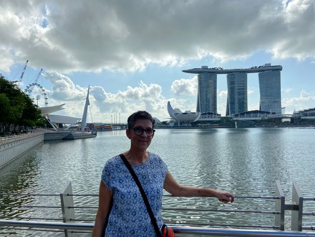Eva auf der Jubilee Bridge mit dem Marina Bay Sands