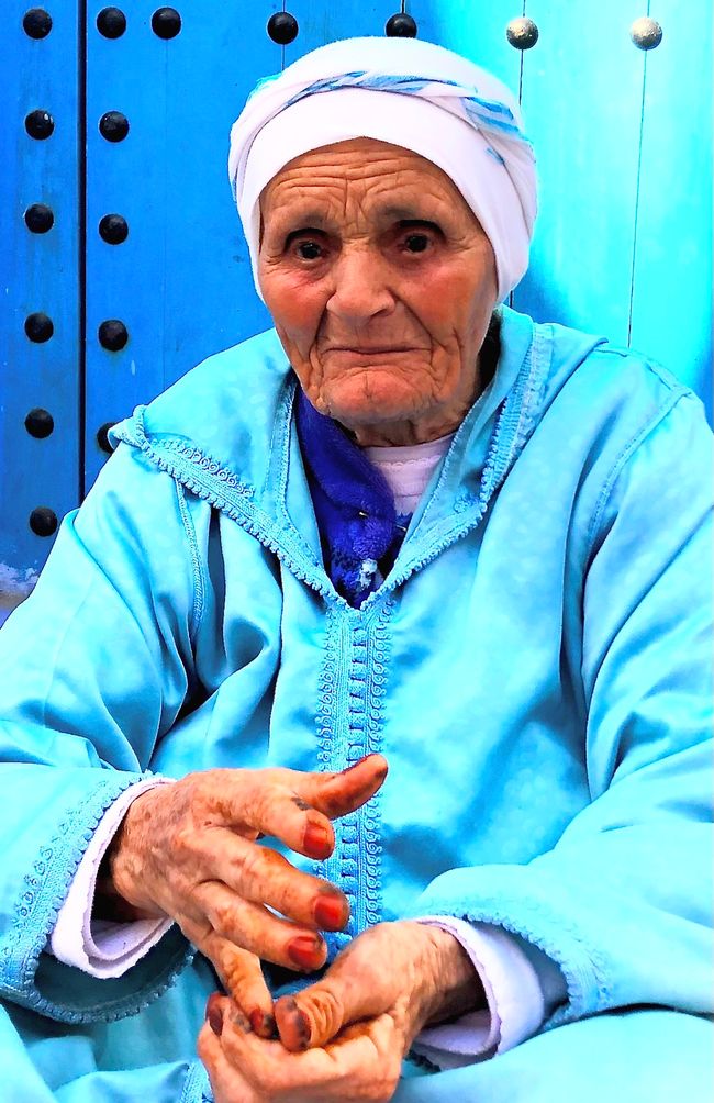 Auch in Blau: Eine alte Frau mit vom Henna verfärbten Händen.