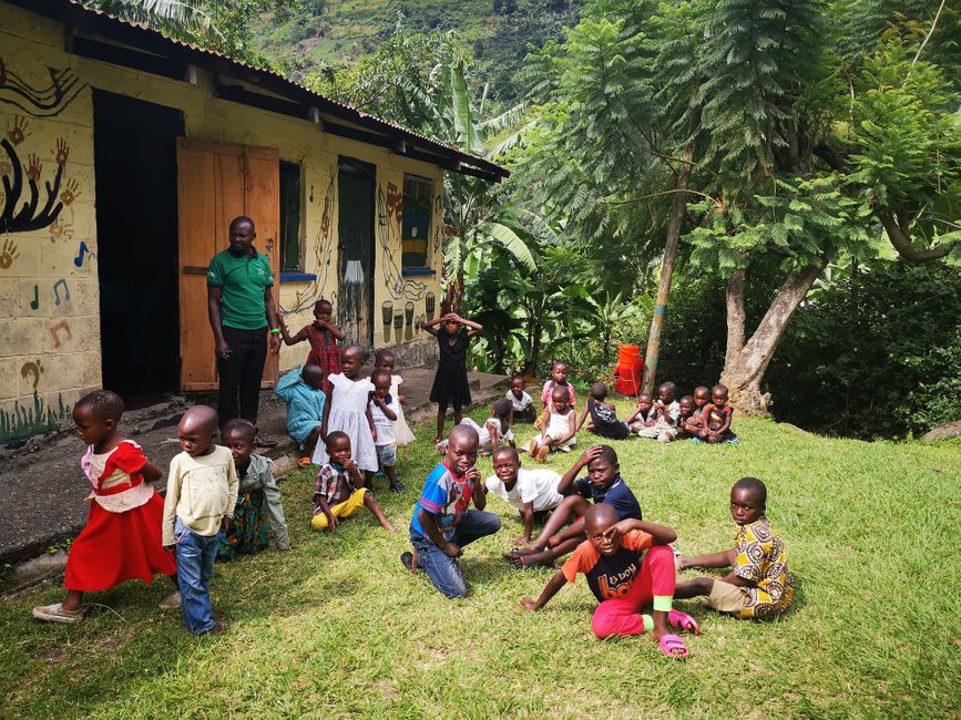 3. дан, 22. април 2021.: Кјанџуки и Килембе у округу Касесе - посета основној школи Божанског милосрђа и ИВЦО Булембиа центру за развој деце