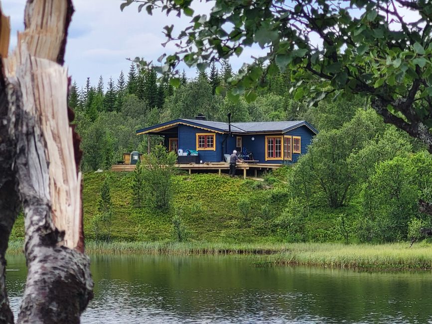 झील के किनारे सुंदर छुट्टी के घर