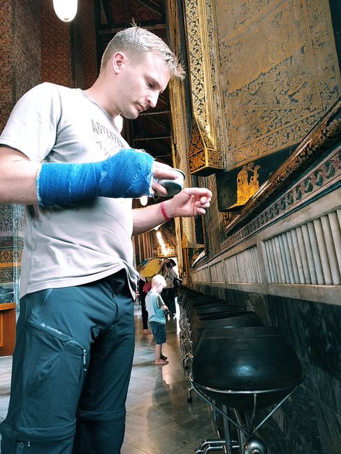 One coin in each bowl...(Wat Pho)