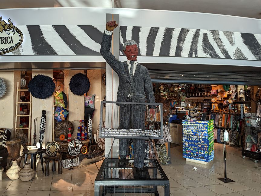 Mandela winkt uns auf dem Flughafen zum Abschied 