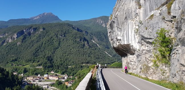 kurz hinter Pieve di Cadore Serpentinenabfahrt fast ohne KFZ-Verkehr
