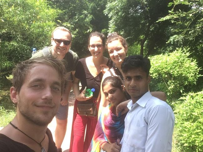 Es gibt einige Inder die Fragen, ob man ein Foto mit ihnen macht. Johannes will dann auch immer ein Selfie machen. 