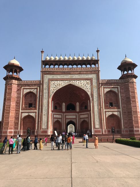 The main gate to the Taj Mahal 