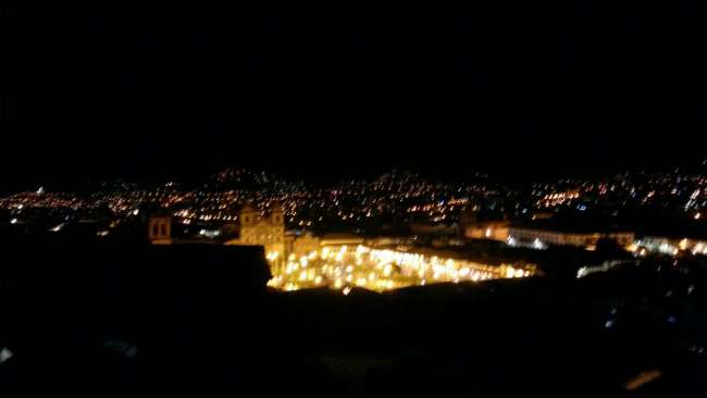 Der Ausblick von unserer Hostel-Terasse auf den Hauptplatz bei Nacht