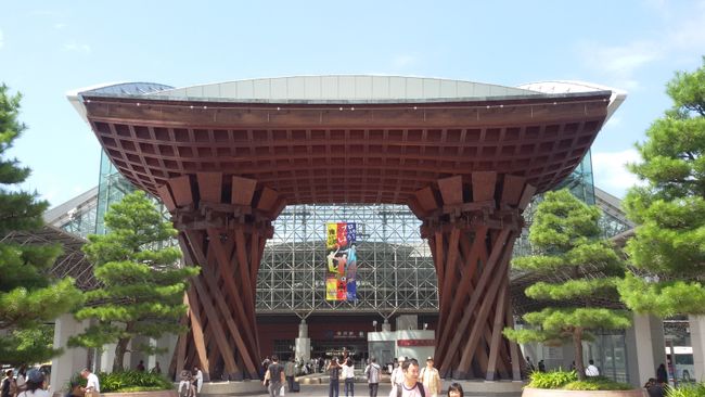 The wooden gate 'Tsudumimon' in front of Kanazawa Station