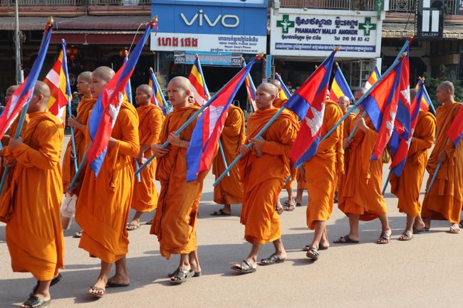 Buddhistische Mönche bei der Parade.