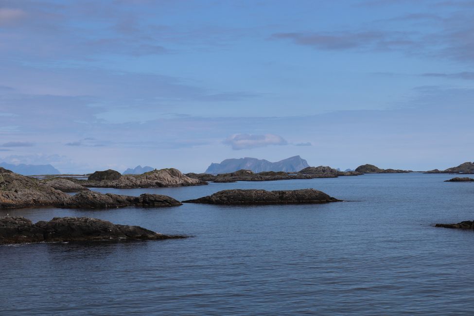 Die Felsen von Røst mit Værøy im Hintergrund