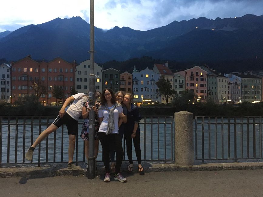 6 Freunde erkunden Innsbruck bei Nacht.