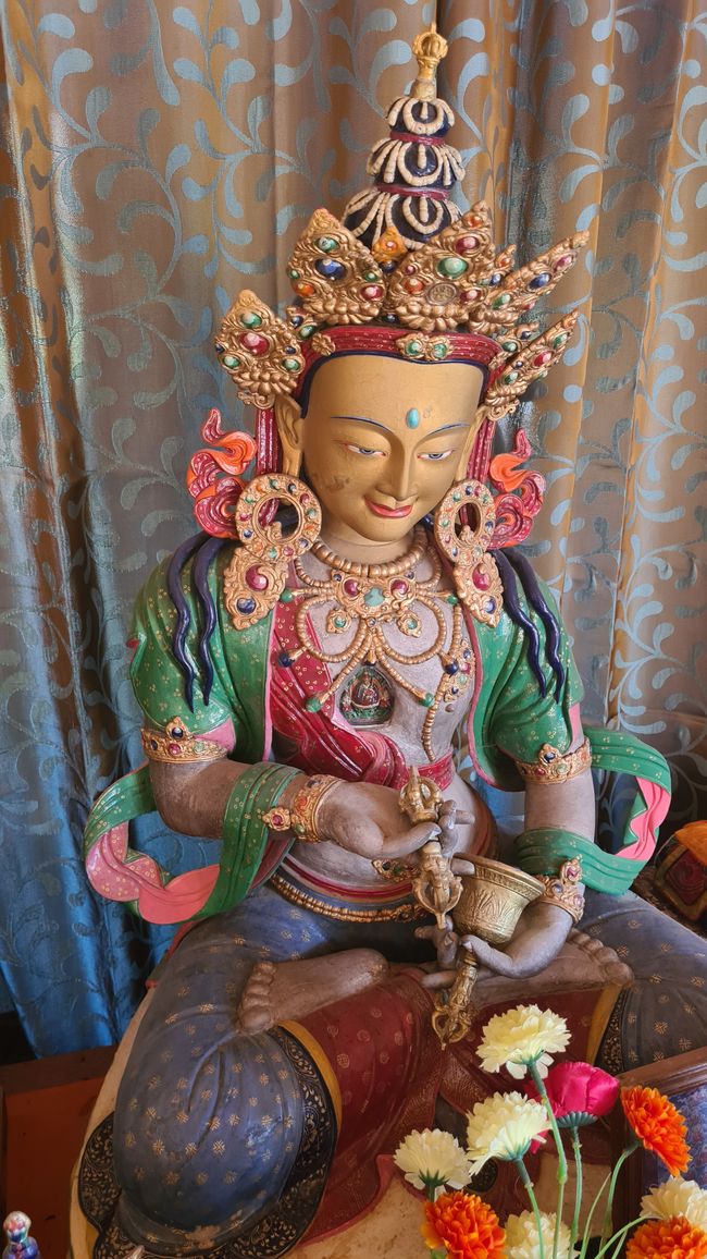 Diese wunderbare Dorje Sempa Statue, die Chhemets Vater Nawang Tsering erstellt hat, trotzte 2010 sogar einer Flutkatastrophe.