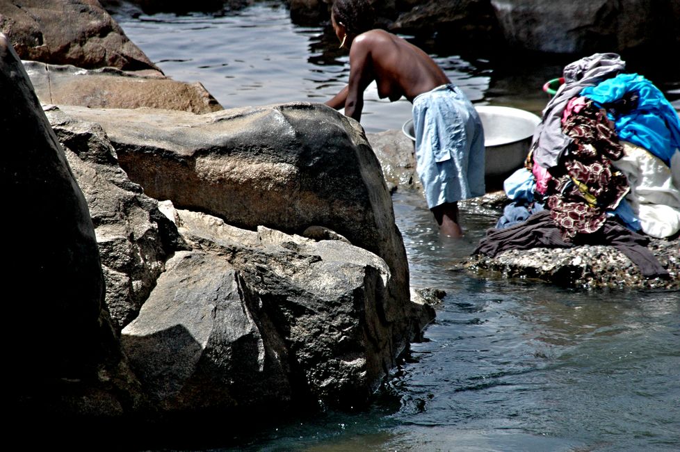 Waschtag on a tributary of the Niger River in Bamako, Mali