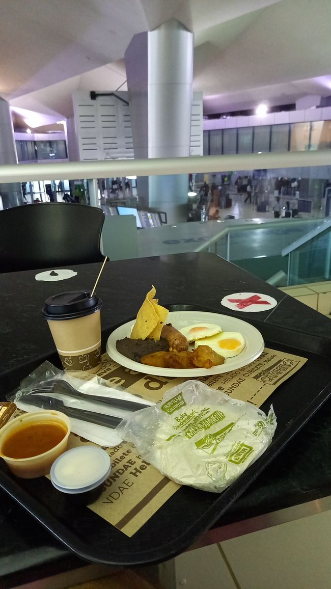 Flughafenfrühstück in Guatemala City 