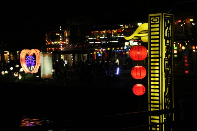 gelb leuchtender Brückenpfeiler mit roten Lampions