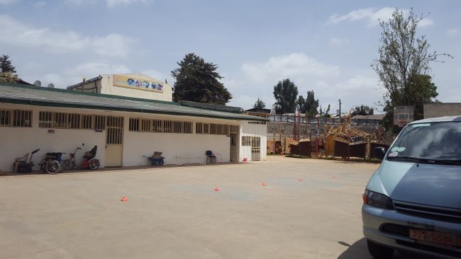 Addis Guzo Wheelchair Center (hinter dem Basketballkorb ein Avocadobaum)