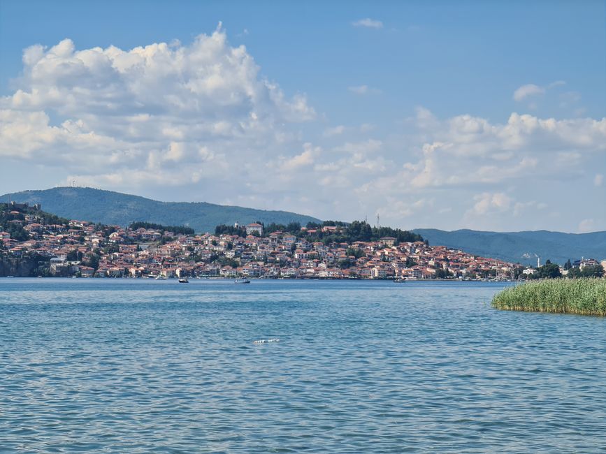 Ohrid wirkt von weitem wie ein italienisches Dorf am Gardasee.
