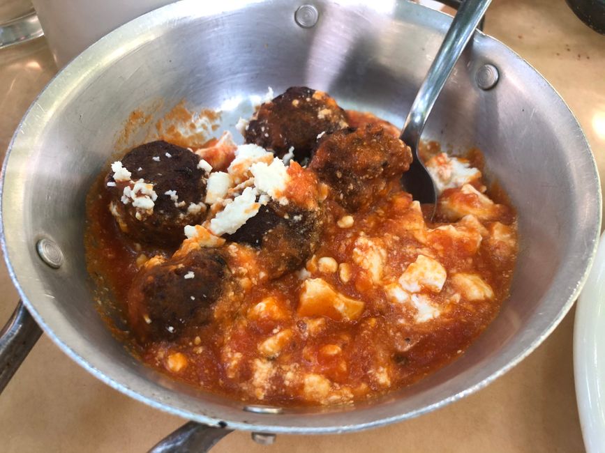 Fleischbällchen in Tomatensauce mit Feta