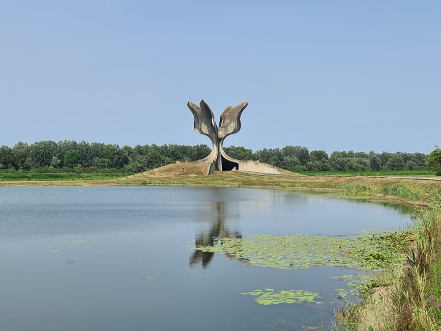 Der Spomenik von Jasenovac.