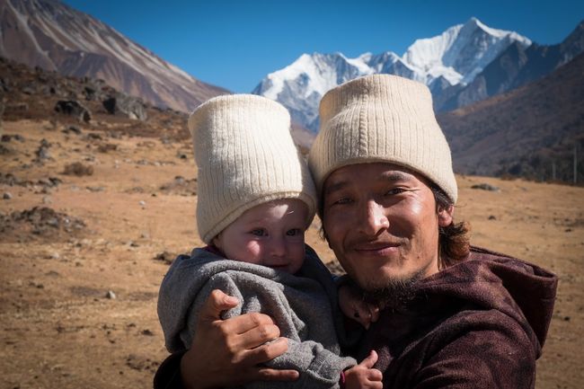 Auf dem Rückweg nach Thulo Barkhu machen wir Bekanntschaft mit dem Sohn des Yak-Bauern. Von der Lodgebetreiberin in Kyanjin Gompa hat Antonia diese tibetische Mütze aus Yak- und Schafswolle geschenkt bekommen - natürlich selbst gestrickt.