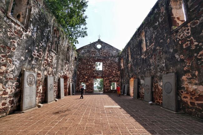 Eine alte christliche Kathedrale zerfallen bis auf die Grundmauern