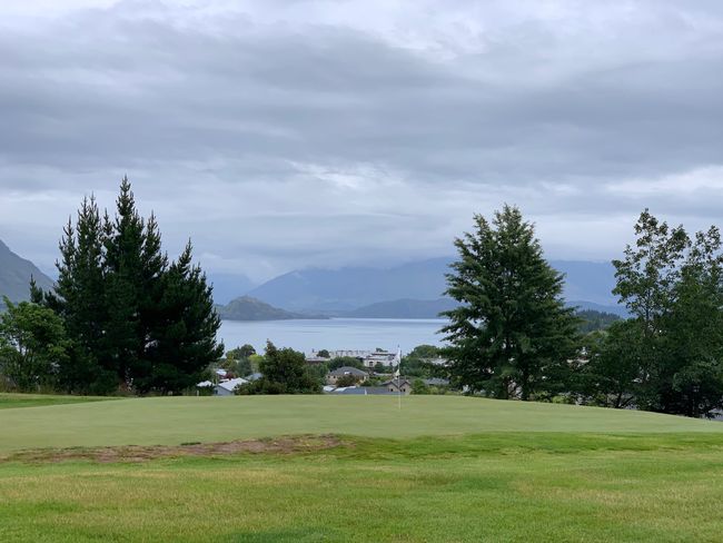 Golfplatz am Morgen mit See