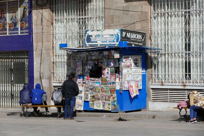 Zeitung lesen in Puno