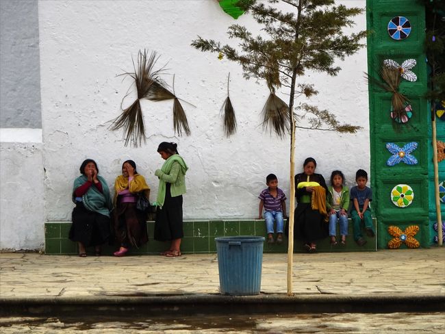 Frauen und Kinder vor der Kirche in San Juan Chamula