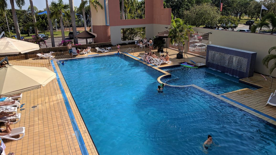 Eine Runde schwimmen im Hotelpool