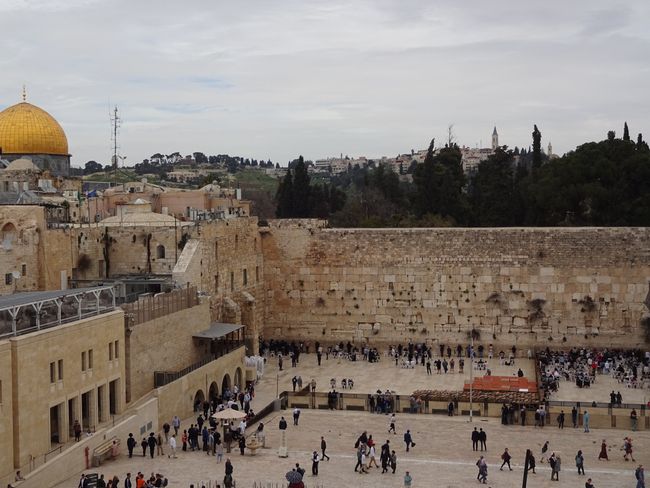Blick auf die Klagemauer – die noch erhaltene Westwand vom ursprünglichen Tempel der Juden – und Felsendom
