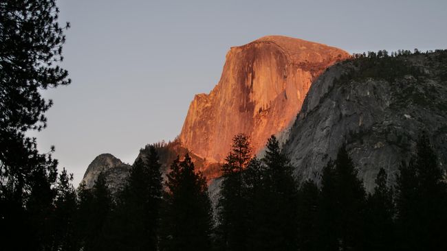Yosemite Nationalpark - Halfdome von Abendsonne erleuchtet