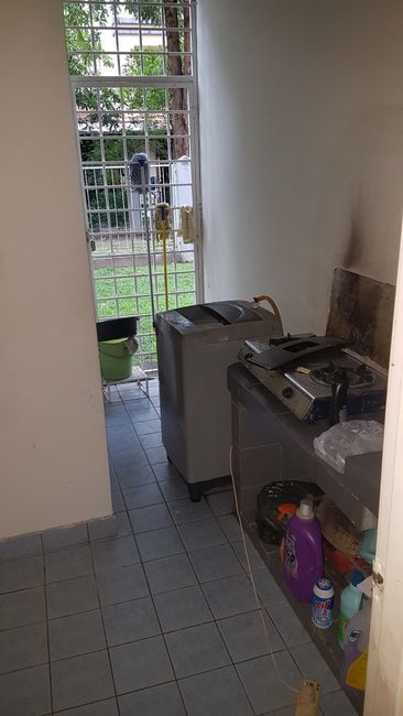 13.12.2018: Das ist die Küche bei meinem Gastgeber. Als ich meine Wäsche gewaschen habe, staunte ich nicht schlecht. Das Abwasser läuft einfach über die Fliesen hinaus in den Garten. 