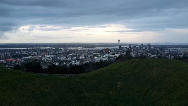 Mount Eden: City center with volcano crater