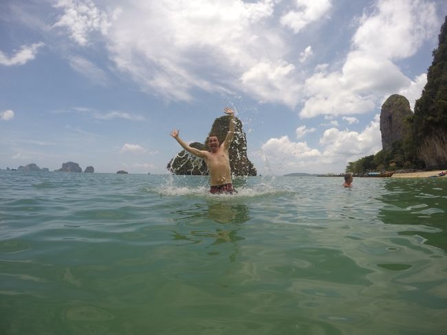 Jonas springt aus dem Wasser vor dem Felsen am That Phra Nang