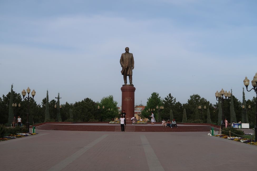 Islam-Karimov-Statue