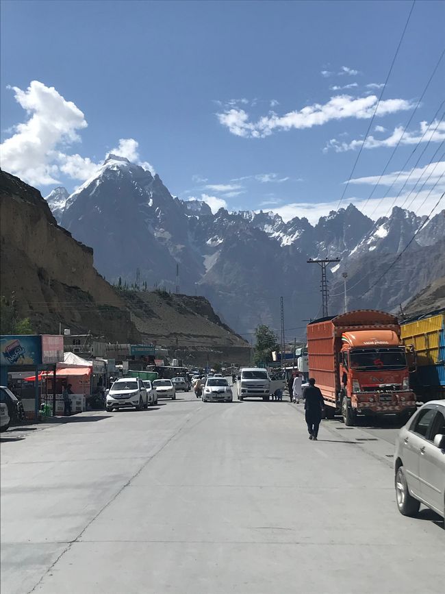 Abschied aus Pakistan: Der Blick vom letzten Dorf zurück auf die Berge