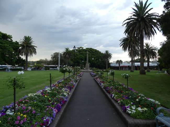 Hübscher Park mit schönen Blumen