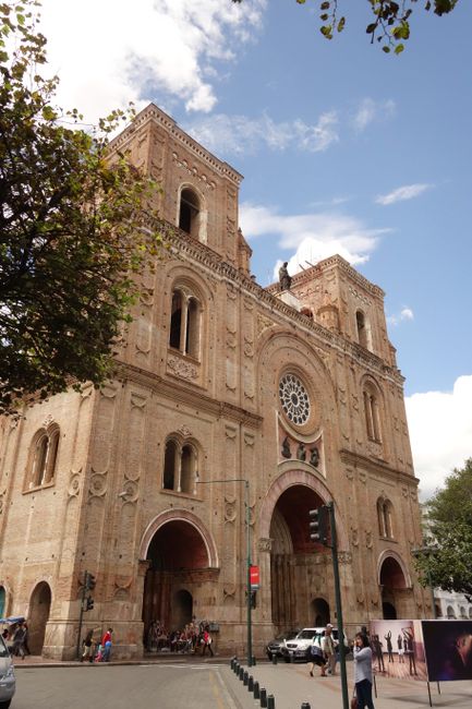 Die neue Kathedrale wurde nach gut 100 Jahren Bauszeit vor gut 30 Jahren fertiggestellt und ist seitdem die größte und schönste Kirche Südamerikas. Die alte Kathedral liegt direkt gegenüber am Plaza und war einfach nicht mehr groß genug, da die Bedeutung der Stadt immer größer wurde.
