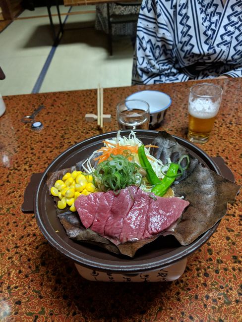 Kiso beef (eins von denen, die Massagen erhalten, Bier trinken und klassische Musik hören) mit hausgemachtem Miso und Gemüse