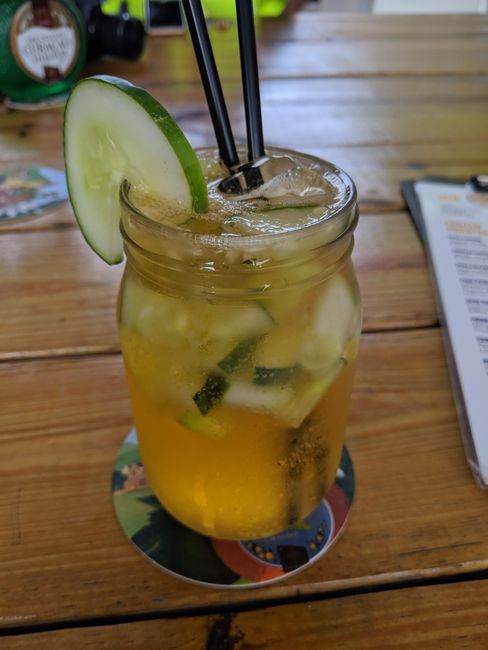 Feucht-fröhliche Cocktailrunde und die Herkunft des Curacaos of Curacao