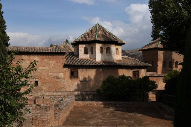 Ich sehe leider nur die frei zugänglichen Areale der Alhambra