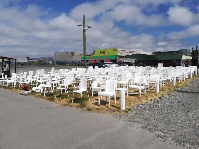 185 leere Stühle für die Opfer des schweren Erdbebens in Christchurch 2011
