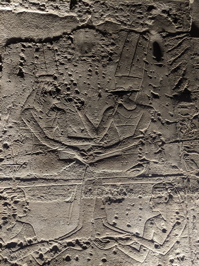 Darstellung eines Liebesakts zwischen der Mutter des Pharaos und Horus, um die göttliche Abstammung zu erklären