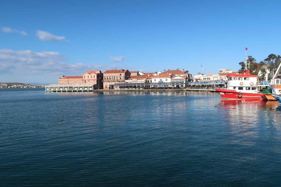 Hafen von Ayvalik, Blick auf die Stadthalle und ein Cafe
